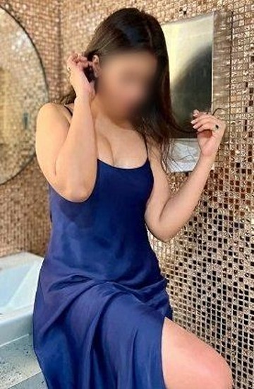 Noreena Pune call girl model - face blur for privacy